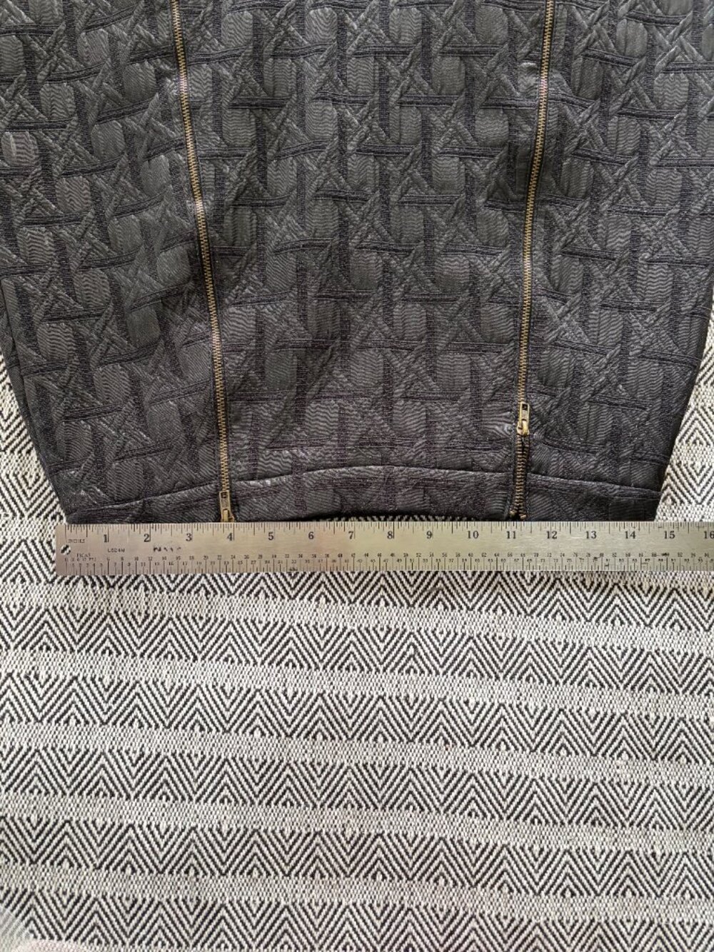 Xhilaration Zippered Front Mini Skirt Black Textured Geometric Fabric Size M - Picture 8 of 8
